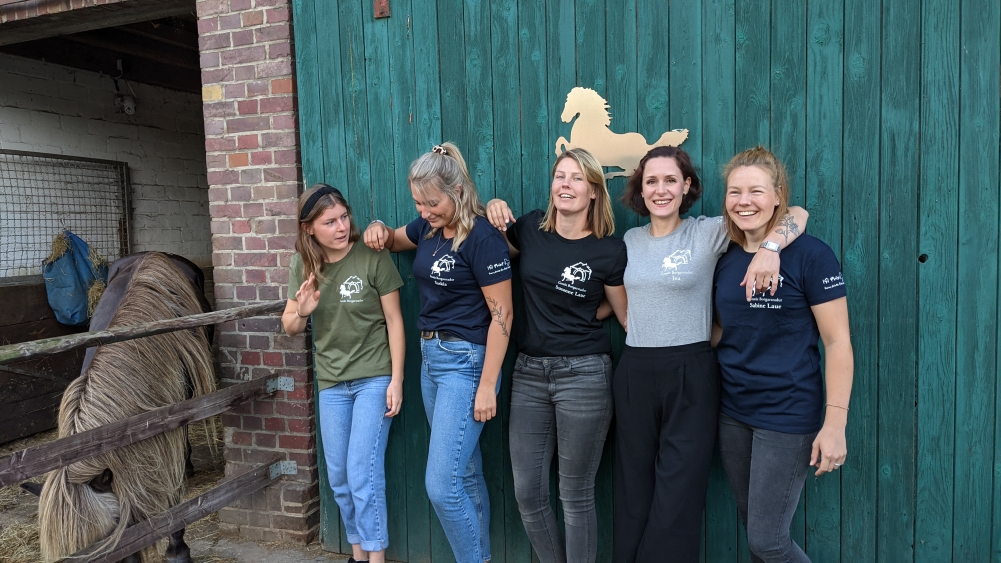 Das Team von Gestüt Borgarstadur vor dem grünen Stalltor